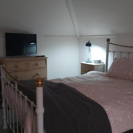 Homestay Poole Extérieur photo